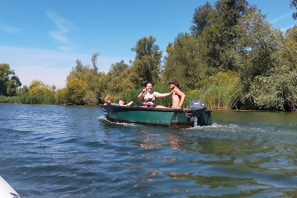 Reserveren voor het Forge Festival met de boot naar de locatie